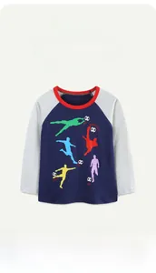 Détails des silhouettes de football sur le t-shirt raglan en coton bleu et gris