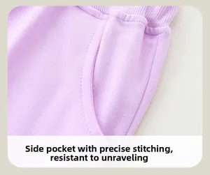 Détail de pantalon en maille lavande avec poches latérales et coutures fines robustes