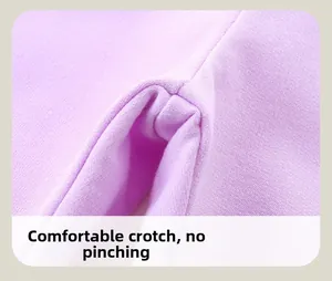 Détail de l'entrejambe confortable sur le pantalon de jogging en coton violet clair