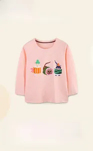 Détail d'un t-shirt rose en coton à manches longues avec motifs chat sushi mignons