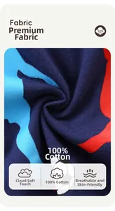 Vue macro du tissu tricoté 100% coton bleu marine avec imprimé football pour garçon