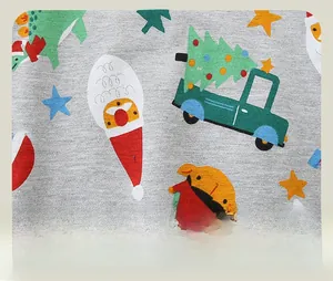 Vista dettagliata del tessuto in maglia grigio con stampe natalizie per bambini
