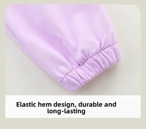 Détail macro des poignets élastiques en tricot côtelé lavande pour pantalon fille