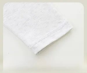 Vue détaillée de la manche raglan et des coutures plates sur le t-shirt en coton gris