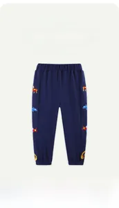Detail der bunten Cartoon-Stickerei mit Baufahrzeugen auf dunkelblauer Baumwollhose