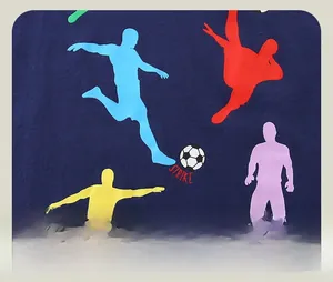 Détails de motifs de football colorés sur un t-shirt à manches longues bleu marine enfant