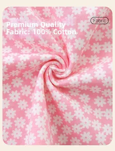 Dettaglio del tessuto 100% cotone rosa con stampa di margherite per abito da bambina