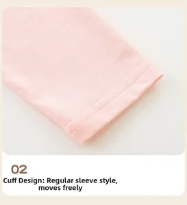 Détail d'un t-shirt rose à manches longues montrant les poignets et le tissu tricoté