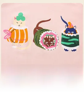 Gros plan sur le tissu rose avec motifs de chats et sushis amusants pour t-shirt de fille