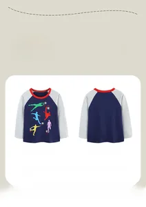 Détail du t-shirt manches longues garçon avec silhouettes de football et manches raglan