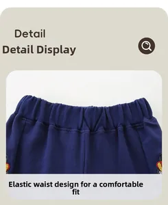 Detail der elastischen Taille an dunkelblauen Jungen-Jogginghosen für bequemen Tragekomfort