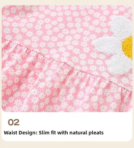 Dettaglio vestito rosa a fiori con margherita 3D applicata e vita con pieghettatura