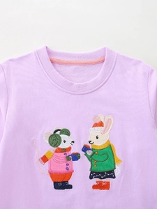 Paarse katoenen meisjessweatshirt met dierenborduurwerk op een witte achtergrond