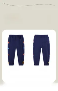 Detaillierte Vorder- und Rückansicht der dunkelblauen Jungen-Jogginghose mit Stickerei