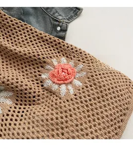 Détail du sac cabas en maille tissé main avec fleurs 3D et texture de crochet fin