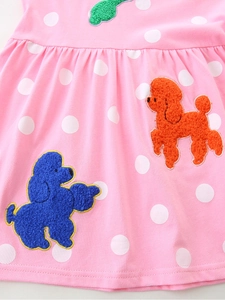 Rosa gepunktetes Mädchenstrickkleid mit bunten Pudel-Handtuchstickerei-Patches