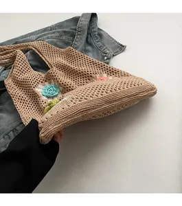 Gros plan du sac cabas au crochet beige avec fleurs 3D colorées et texture tricotée
