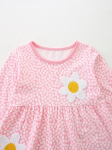 Abito rosa a maniche lunghe da bambina in cotone con stampe e ricami di margherite
