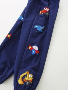 Kinder-Sporthose aus dunkelblauer Baumwolle mit bunten Fahrzeug-Stickereien