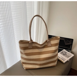 Détail du sac cabas rayé tissé montrant la grande capacité et le tissu texturé