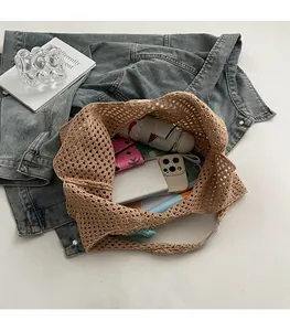 Vue de dessus du sac cabas au crochet montrant sa grande capacité et ses objets quotidiens