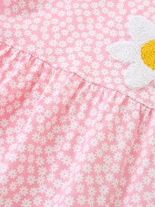 Vestito rosa da bambina con stampa a margherite e grande ricamo a spugna testurizzato