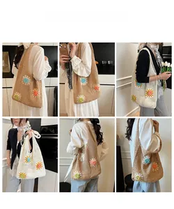 Vues détaillées du sac cabas au crochet avec motifs floraux colorés en blanc et beige