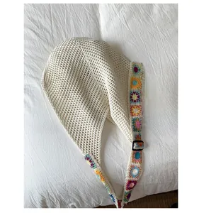 Détail du sac en crochet avec bandoulière mandala arc-en-ciel et maille ajourée