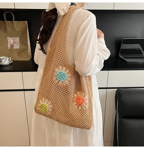 Détail du sac fourre-tout évidé crocheté à la main avec roses 3D et touches de perles