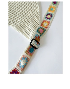 Détail d'un sac fourre-tout au crochet avec bandoulière fleurie colorée et boucle en plastique