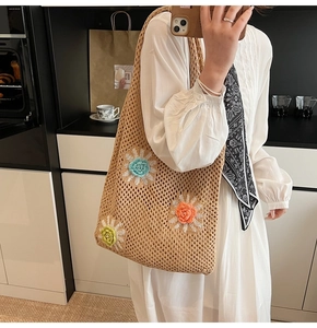 Détail des fleurs en crochet 3D et du tissage ajouré sur ce grand sac fourre-tout