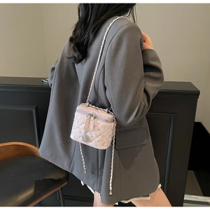 Dettaglio della mini borsa trapuntata rosa con cristalli e tracolla a catena