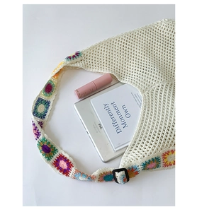 Détail du sac cabas bohème en crochet crème avec bandoulière fleurie et grande capacité