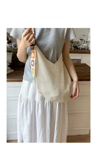 Détail du sac cabas en maille crochetée crème avec bandoulière à fleurs brodées