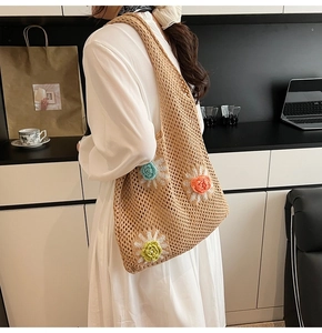 Détail du sac à bandoulière évidé crocheté à la main avec broderies florales colorées