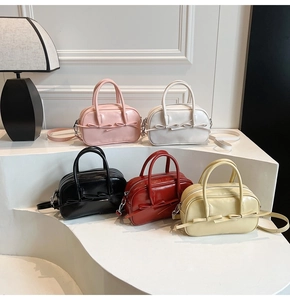 Présentation de sacs à main à nœud en plusieurs couleurs sur des supports blancs