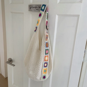 Détail du crochet du sac cabas bohème ajouré avec des motifs de fleurs colorées