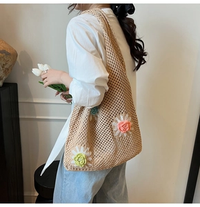 Détail de la texture en maille évidée et des fleurs 3D sur ce sac fourre-tout tissé