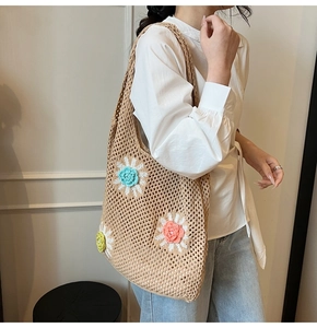 Détail du sac cabas au crochet avec fleurs 3D et texture tressée artisanale