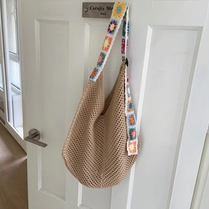 Détail de la bandoulière fleurie au crochet sur un sac cabas bohème beige ajouré
