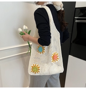 Détail d'un sac cabas au crochet avec appliques tournesols et texture tissée