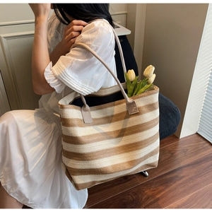 Gros plan du grand sac cabas tissé montrant le motif rayé et l'espace intérieur