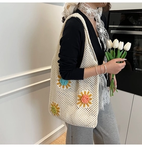 Détail du sac cabas au crochet avec fleurs 3D colorées et maille losange tissée