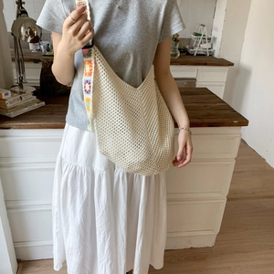 Détail du sac cabas au crochet avec large bandoulière fleurie au style bohème