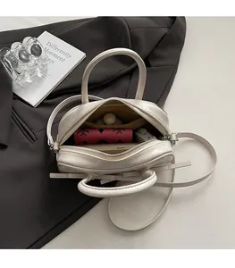 Vue de dessus montrant l'intérieur et la fermeture éclair d'un sac Boston en simili