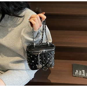 Dettaglio mini borsa trapuntata nera con cristalli e ciondolo a rosa argentata chic
