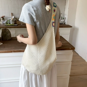 Détail du sac cabas au crochet avec bandoulière à fleurs colorées et maille ajourée