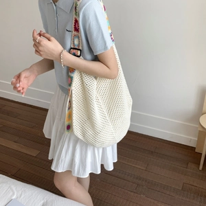 Détail du sac cabas au crochet avec large bandoulière brodée de fleurs colorées