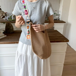 Gros plan détaillé d'un sac cabas au crochet camel avec bandoulière à broderie florale