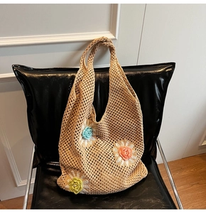 Gros plan détaillé du sac cabas en crochet beige avec marguerites 3D et maille ajourée